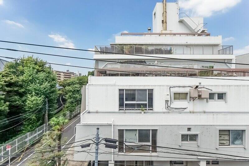 正面にはお向かいのマンションがあるため、視線が重なることがあるカモ。