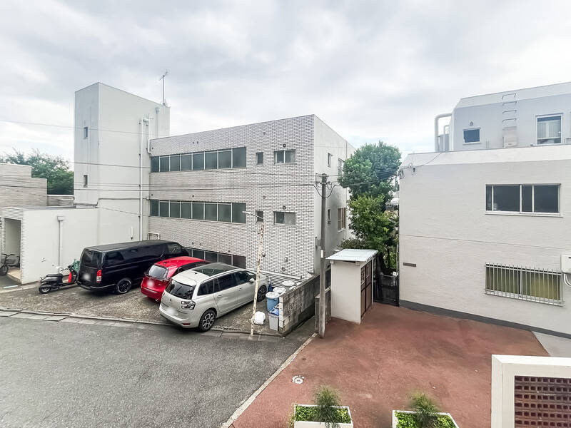 バルコニーはマンションのエントランス側。取材時はあいにくの天気でしたが、住戸は南東向きで日当たりは期待できそう。