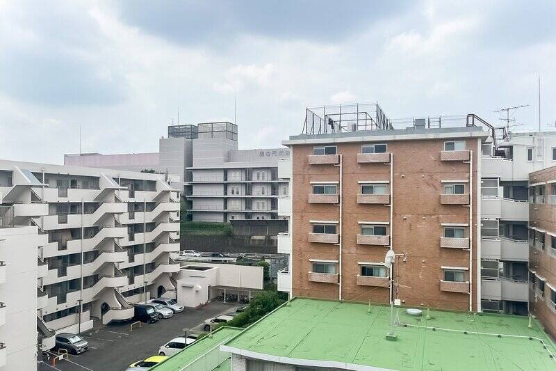 こちらが西側の眺望。マンションの間に見える「虎の門病院 分院」までは徒歩7分。