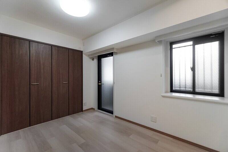 洋室Cは玄関側に位置しており、北向きの開口部がふたつ。窓の向こうは住戸の専用ポーチと室外機置き場なので、人の通行が気になることはありません。朝日に邪魔されずゆっくり休息できそうな空間ですよ。