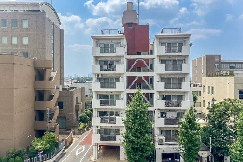 正面には建物がありますが、空を大きく仰げる眺望です。