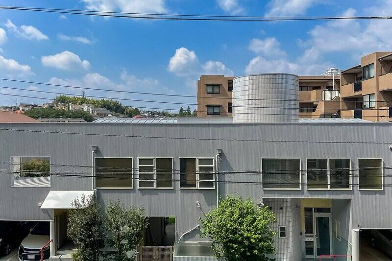 バルコニー正面には別の建物が見えますが、向き合う窓は曇りガラスで視線は気になりづらい印象です。