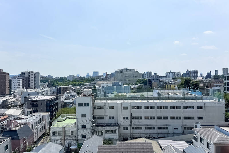 こちらは南西側の眺望。低層の建物越しに緑がのぞく、“文京区” らしい穏やかなビューです。