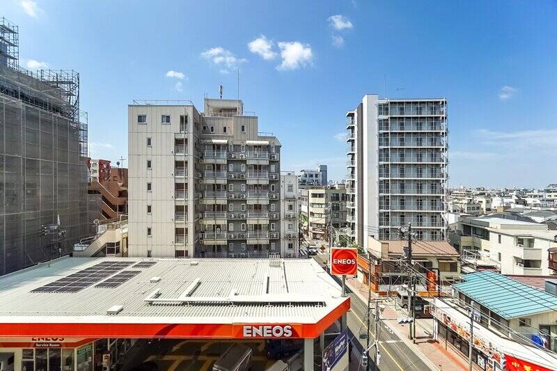 こちらはマンション6階に所在している西向きの住戸です。正面はガソリンスタンドのため圧迫感がなく、空が大きく見える眺望ですよ。