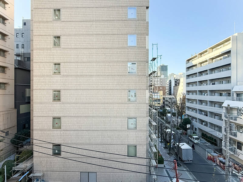 北西側のバルコニーはコンパクトなサイズ。正面には建物が、眼下には道路が見えます。