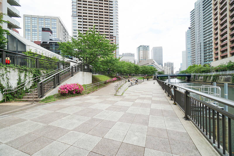 最寄り駅の東急池上線「<b>大崎広小路</b>」(徒歩3分)のほかにも「<b>大崎</b>」(徒歩5分)と「<b>五反田</b>」(徒歩7分)を利用可能。徒歩7分以内で利用できる駅が3駅も!<p>目黒川沿いの風景を愛でながら、賑やかな街を開拓する楽しみがある立地です。</p>