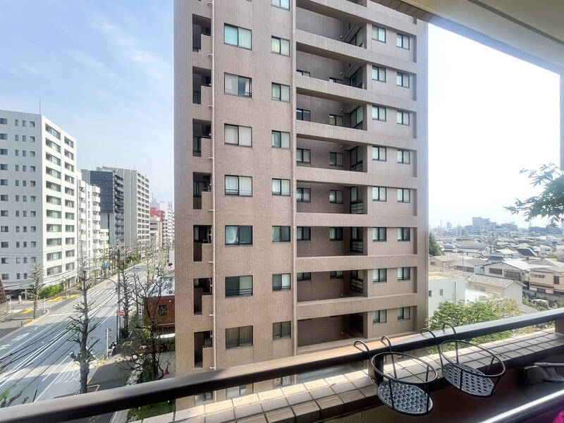 洋室Aからアクセスするバルコニー。正面には別の建物があるものの、右手には抜けのある眺望が広がります。