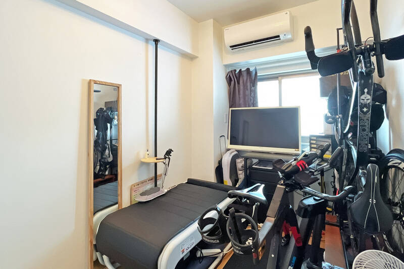 洋室Bはコンパクトなクローゼット付き。売主さまは自転車やトレーニング器具を置き、趣味のお部屋としてご使用に。