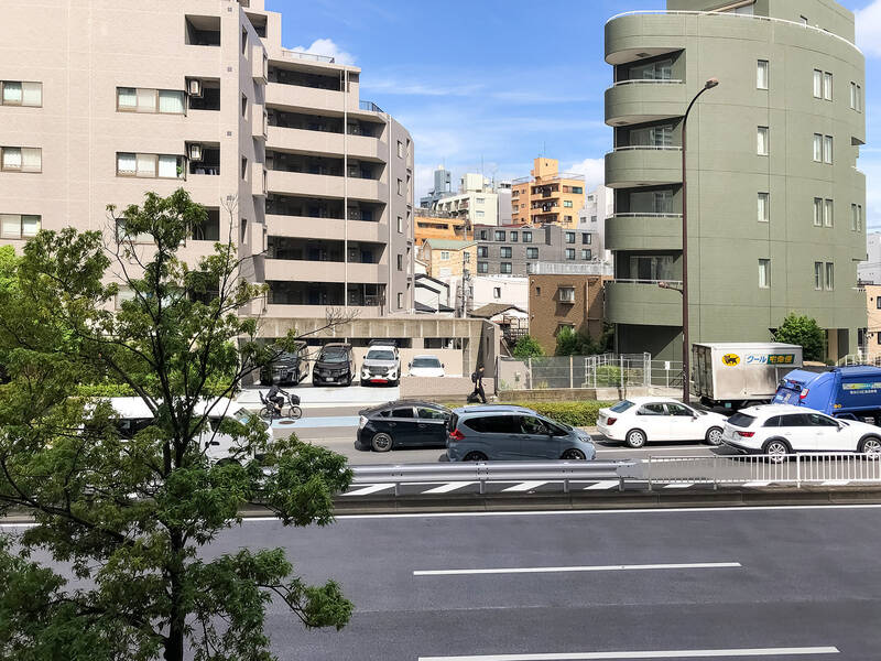 住戸は2階所在。眼下には道路が見える、都心らしい眺望です。物干し金具は視線が届きづらい位置に設置されています。