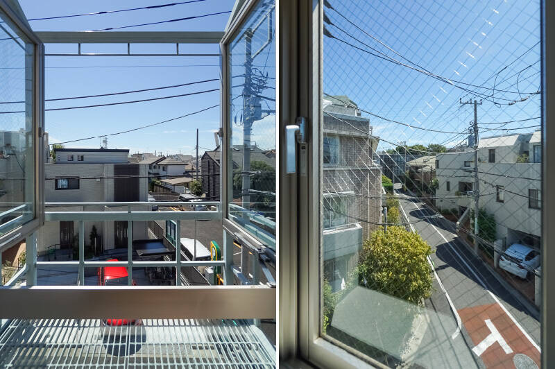 <b>左・</b>両開きの窓を開けると、水色の格子とグレーチングで組まれたフレームがそれぞれに備わっており、出窓のような雰囲気です。/<b>右・</b>シンプルな片開き窓。周囲は閑静な住宅街ですので、ゆったりとした時間を過ごせそう。