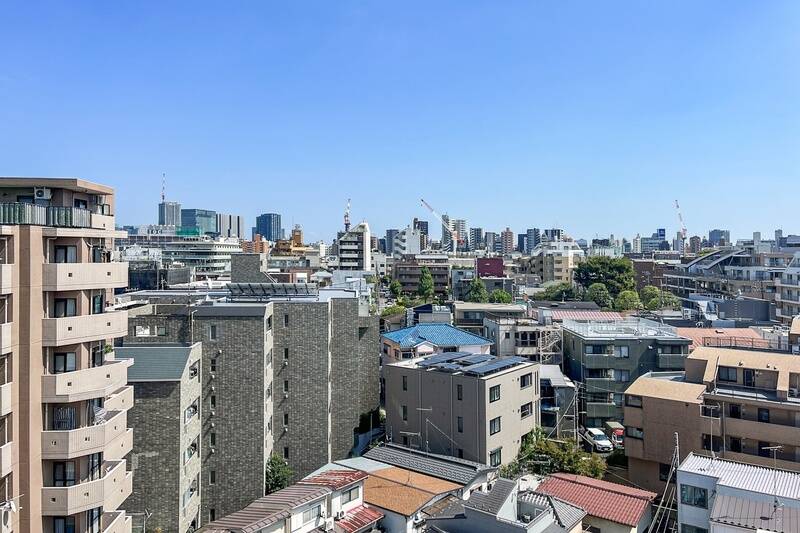 住戸は9階に所在。大きくのびのびと開けた空を楽しむことができますよ。眼下には、目黒線の線路の屋根を見下ろします。