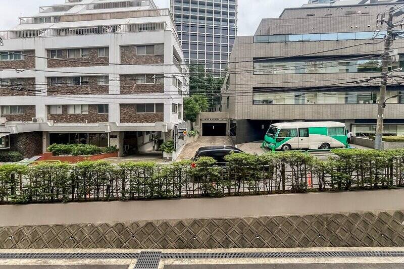 正面には建物がありますが、マンションの敷地と道路分の距離が取れているため圧迫感はありません。