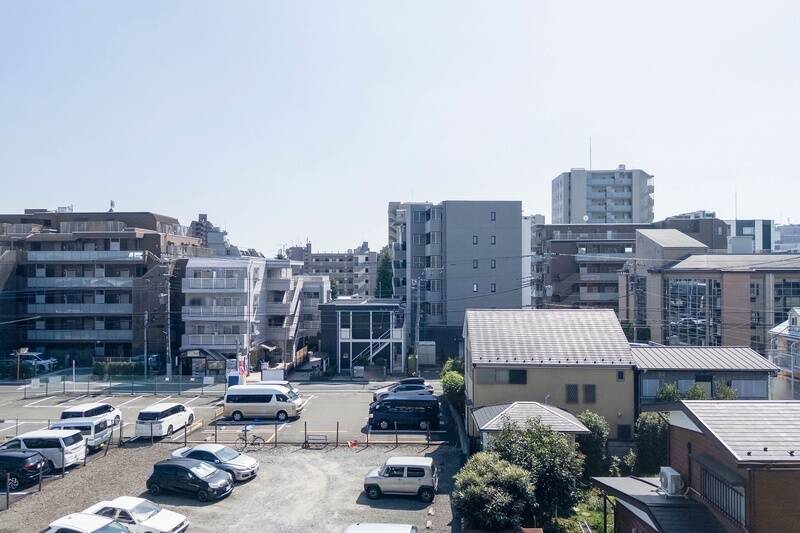 手前が駐車場で開けているうえに、周辺に高い建物がなく空も仰げるので、ほどよく開放感があります。