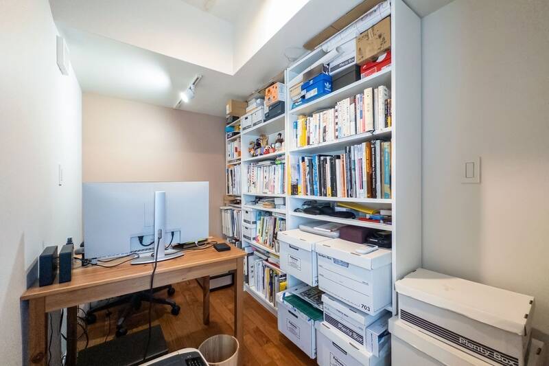 こちらは窓のないコンパクトな個室。おこもり感があるおかげで作業に集中できそう。光を遮断できるので、シアタールームとして利用するのもいいカモ。