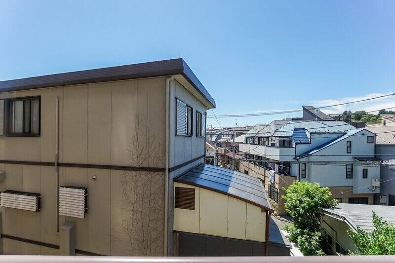 目の前には3階建ての戸建てがありますが、日差しは届きますし、視線が気になることはほとんどなさそうです。