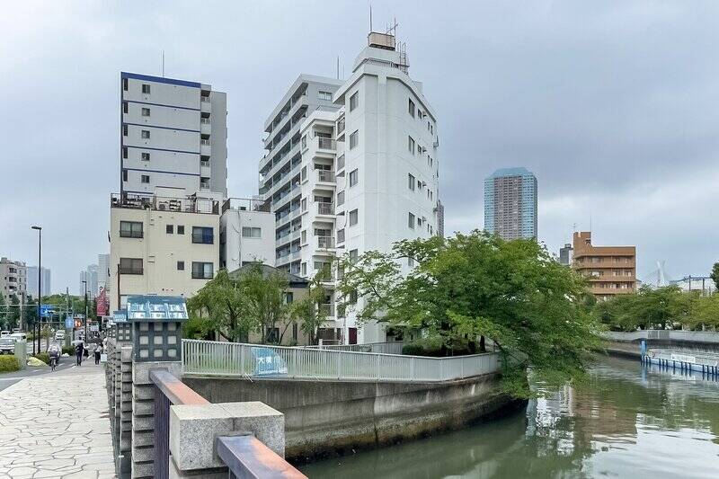 1980年築、総戸数13戸のレトロ感あるマンション。「大横川」と桜並木沿いというロケーションが素敵!