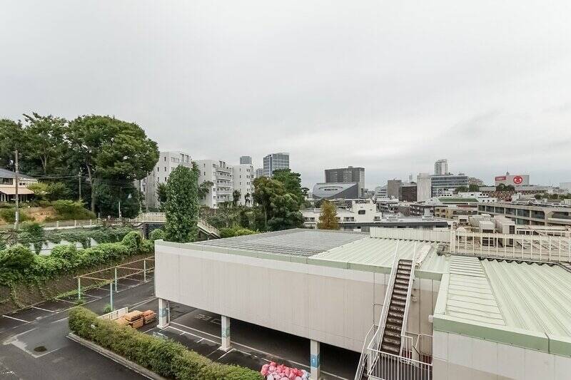 たっぷりと空を仰げる、ほどよく抜けのある眺望。 “ニコタマ” の街並みを眺められます。