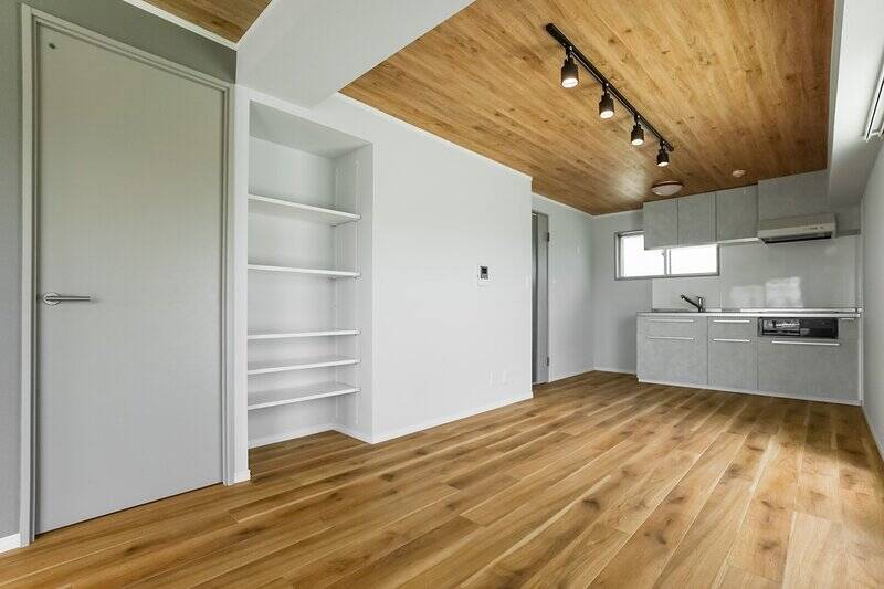 洋室へのドアのお隣に可動棚付き◎ キッチンは壁付けで、その分LDKの居住スペースを最大限広く確保しています。