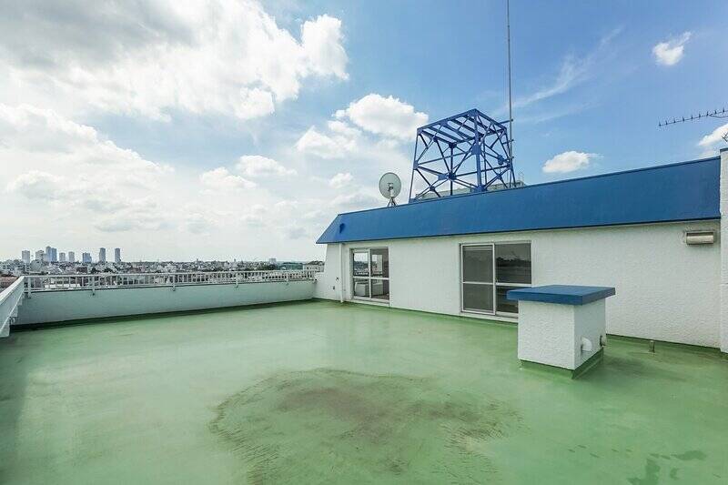 <p>どうでしょう、この開放感！ 今回は<b>最上階</b>の<b>角住戸</b>・専有面積の<b>倍近い広さのルーフバルコニー</b>（バルコニーと合算）を備えた住まいをご案内します。</p>