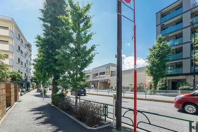 目黒通りはバス便が充実していて、「八雲三丁目」停は<b>徒歩3分</b>の距離。「<b>目黒</b>」駅や「<b>都立大学</b>」駅行きのバスを重宝しそう。そして大型スーパー「<b>ライフ目黒八雲</b>」（徒歩3分）がバス停のすぐそばなのがうれしい！