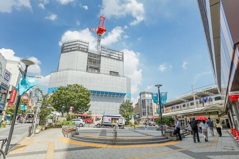 <p>駅に到着。正面の建物は<b>2026年に開業予定</b>の商業施設。 “自由が丘の新しい顔” に期待大です！</p>
