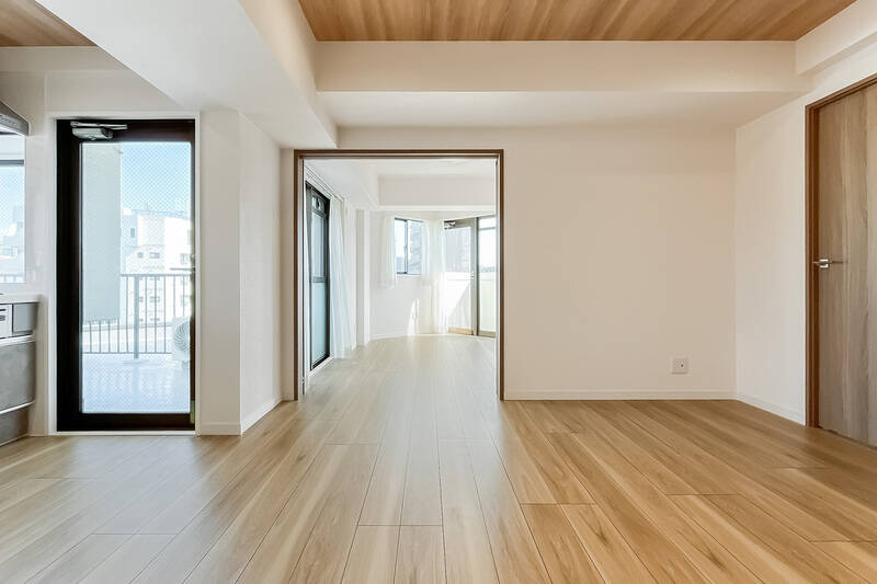 LDK〜洋室Ａの引き戸を開けたカット。もし部屋数に余裕があれば、こんなふうに緩くつながりのある空間として使ってもいいですね。