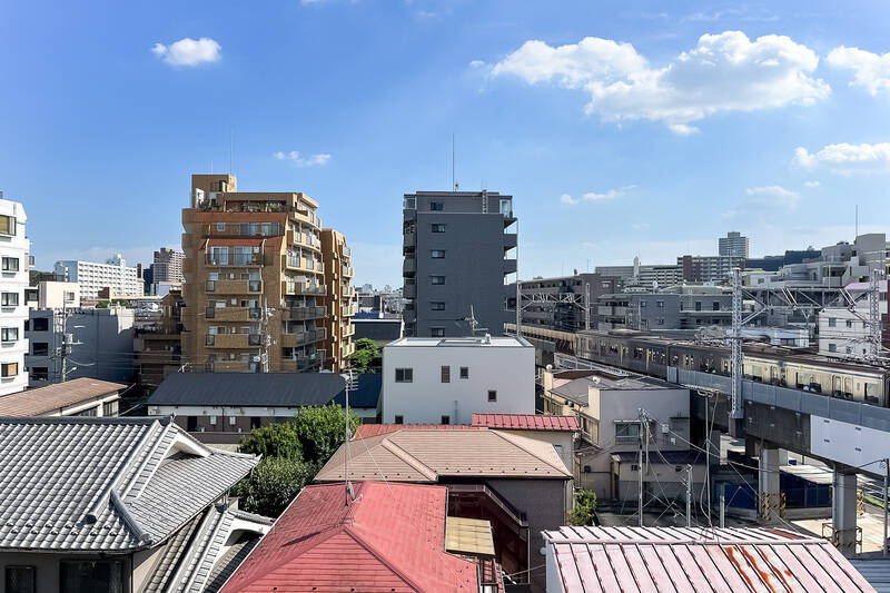 洋室Ａと洋室Ｂから、南に面したバルコニーにアクセス可能。こちらもまわりに高さのある建物が少ないので、空を広々と眺められます。