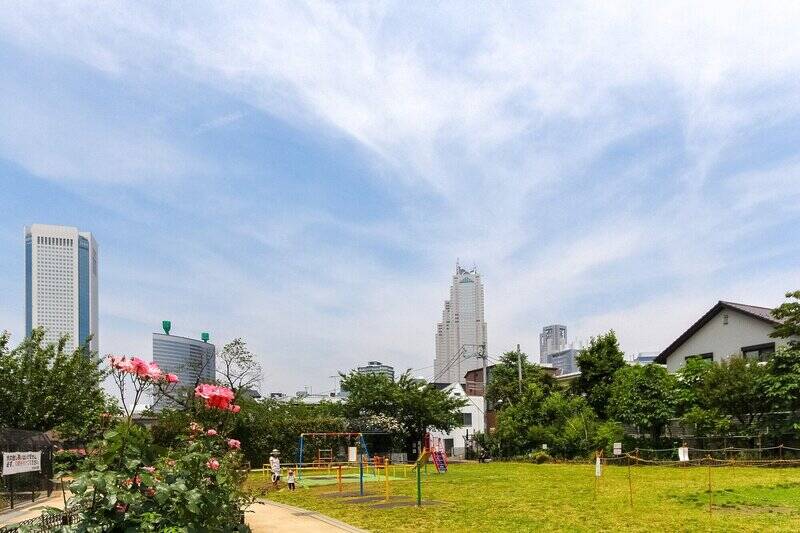 今回ご紹介する物件は、最寄りの京王新線「初台」駅から徒歩6分。新宿駅までたったのひと駅なのに、緑豊かな大きな公園も近いんです。「参宮橋公園」(徒歩7分)には河津桜やバラが植えられていて、春の訪れが待ち遠しくなりそう。