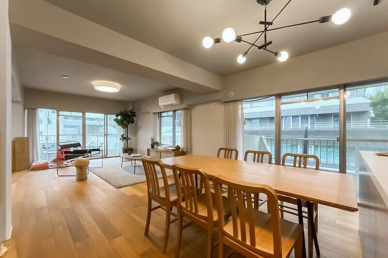 LDKは南西と北西の二面採光。住戸をL字に囲むバルコニーのおかげで、開放感がたまりません。