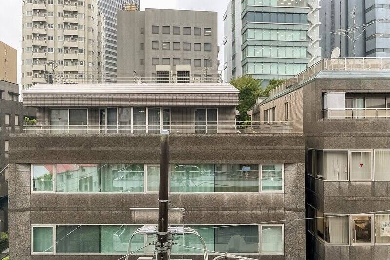 北東側は正面に建物が。道路分距離は取れているものの、カーテン等目隠し対策は必要になりそう。