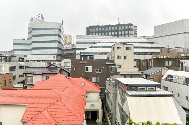 南東側の眺望。こちらは気になる視線はなく、青空を仰げそうです。