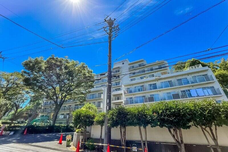 1983年に竣工した、ゆとりある敷地に建つ建物。(2023年9月撮影)