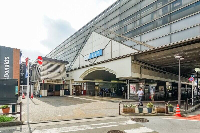 最寄りの「経堂」は、小田急線の急行停車駅です。急行で新宿まで乗車時間わずか12分と、都心へのアクセス良好◎ 親しみやすい商店が多く、世代を問わず根強い人気がある街です。南口を出て振り返ると......