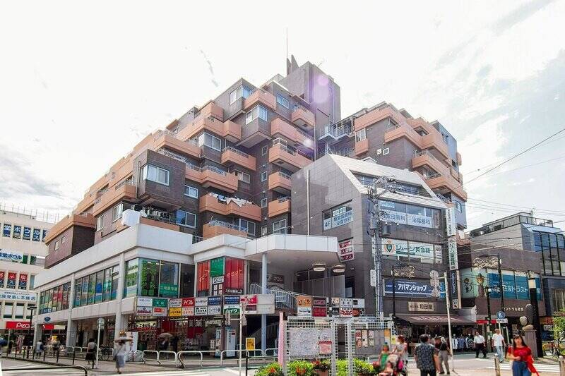 こちらが今回ご紹介する、1976年竣工・地上10階建てのマンションです！ 地下１階から２階部分には飲食店やドラックストアなど、多数のテナントが入居しています。