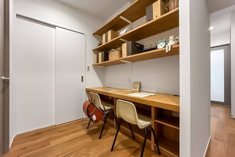 『おおぉ〜!』と唸ったのがこちらのデスクスペース! 洋室B・Cを子ども部屋にする場合、兄弟並んで宿題ができるのです! もちろんリモートワークのスペースにしてもいいですね◎