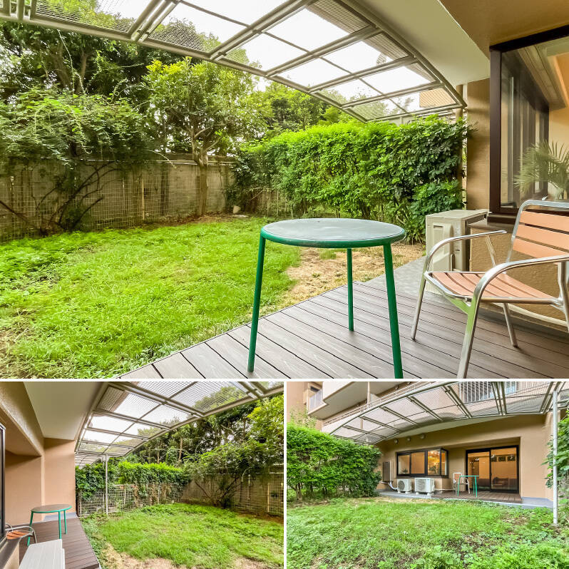 屋根付きかつウッドデッキ敷きのテラスと専用庭が連続しています。フェンスと植栽が両隣からの視線を遮ってくれますよ。
