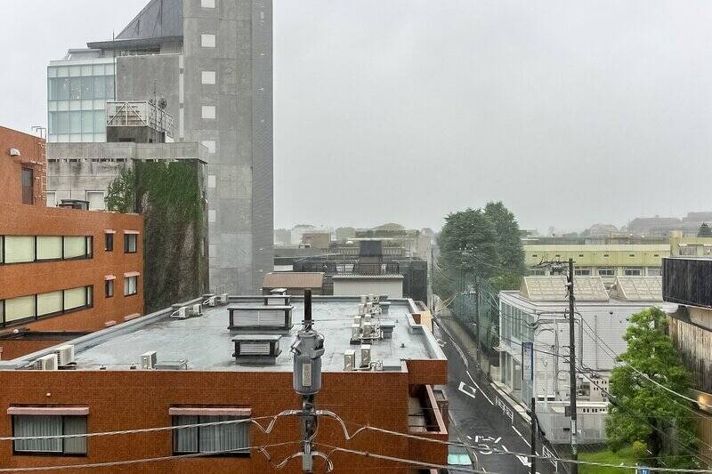 所在階は5階。お向かいの建物よりも高い位置にいるので、視線が抜けています。取材時はあいにくのお天気でしたが……