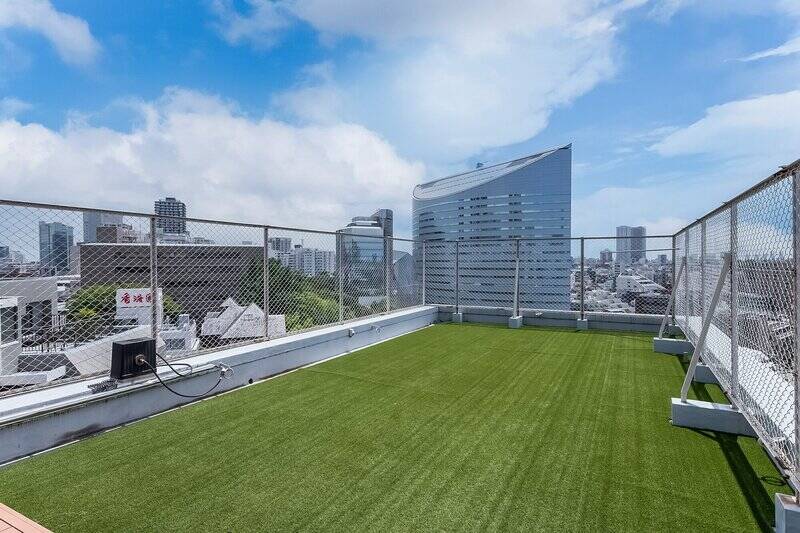 フェンスで囲まれた開放的な空間。景色を見てみましょう。