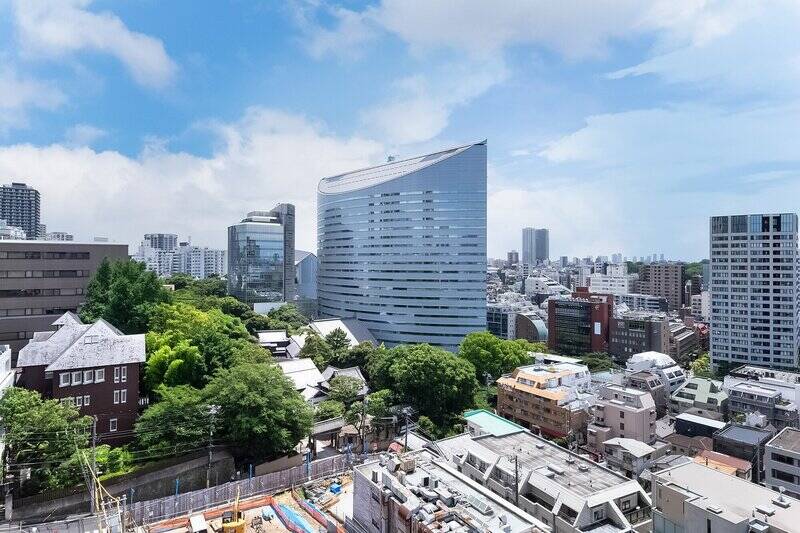 正面に見えるのは、あの「ホテル雅叙園東京」。そのお隣には「大圓寺」の立派な木々。