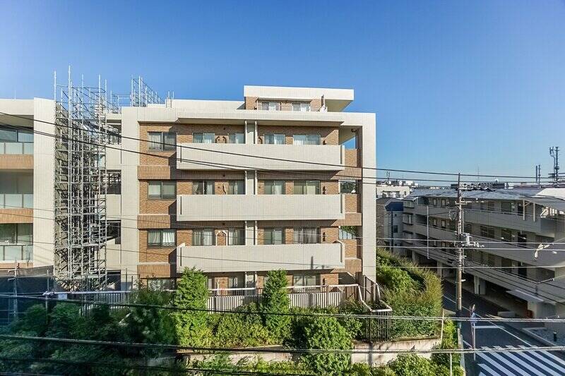 こちらもお向かいは共同住宅。距離はあるので、圧迫感は感じませんでしたよ。