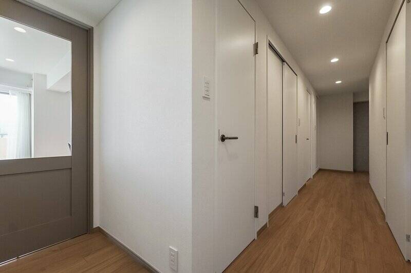 リビングの建具以外は、白でまとまっていてすっきりとした印象です。
