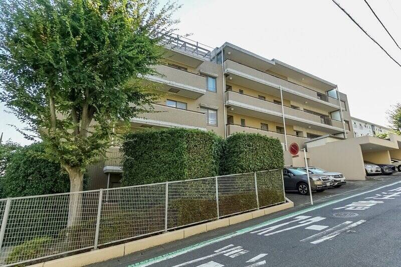 1987年竣工・総戸数31戸の新耐震基準適合マンション。タイル貼りの外観は清潔感のある印象です。