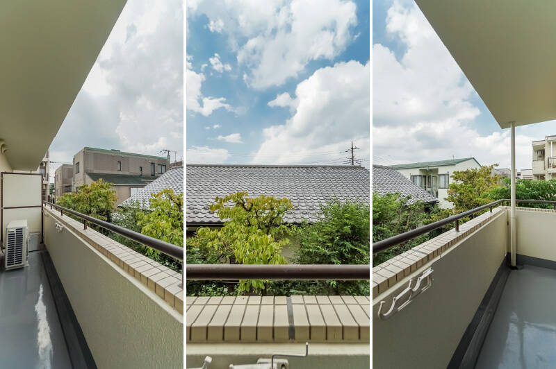 掃き出し窓の向こうには西向きのスリムなバルコニーが。植栽を挟んだお向かいには日本家屋の瓦屋根があり、視線を気にする必要はなさそう。ラッキー! ぼけ〜っと空を眺めていたくなりますね。