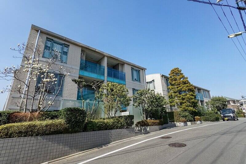 格式ある邸宅やマンションが建ち並ぶ住宅街に、今回ご紹介するマンションが見えてきました。周辺は坂道が多く、特に最寄りの「多摩川」駅(徒歩6分)からの上り坂はやや急勾配です。(2023年3月撮影)