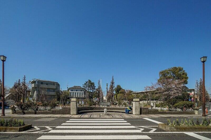 東急東横線・目黒線「田園調布」駅。(徒歩10分) ショッピングセンター「東急スクエアガーデンサイト」が隣接しており、お買い物にも便利です。田園調布の街は、パリ凱旋門周辺の「エトワール」という形式を取り入れて計画されています。駅舎・ロータリーを中心に、放射道路と環状道路を組み合わせた都市デザインは “端正” そのもの。