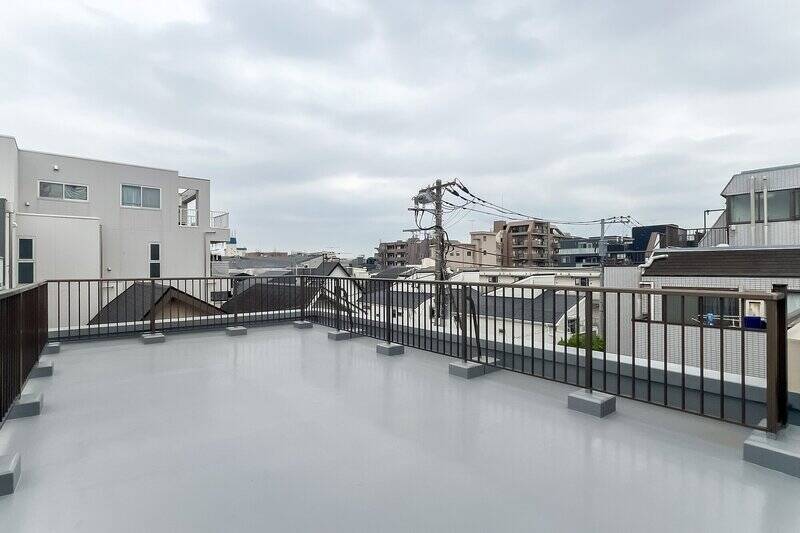 南東側のビュー。周囲に同じくらいの背丈の建物はあるものの、大空を仰げる贅沢さ。どう使われていたんでしょうか？