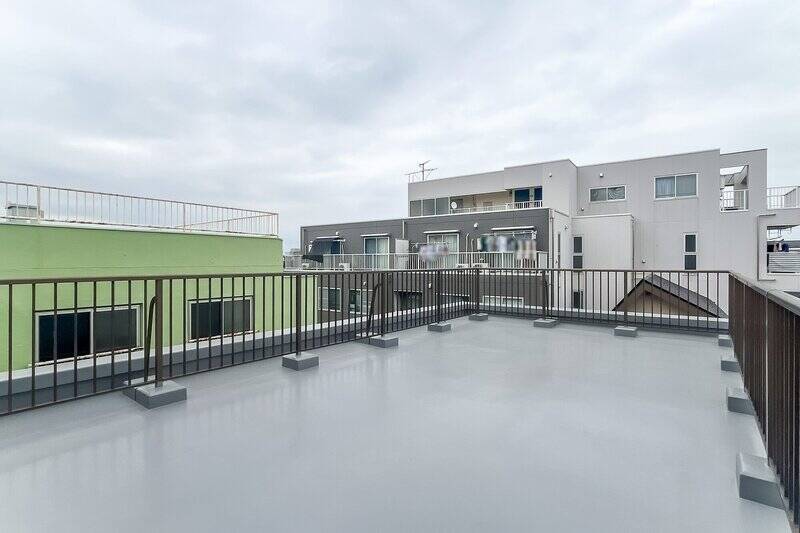 北東側のビュー。取材時曇天だったのが悔やまれます……！
