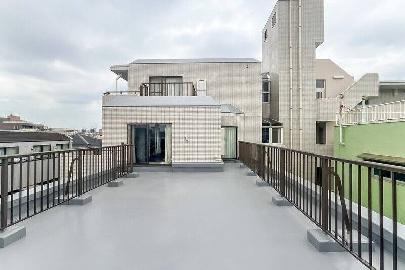 住戸が所在するのは5階建ての4階部分。上のお部屋よりもルーフバルコニーが広いのですね（ラッキー）！