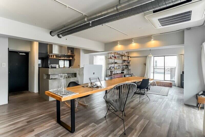 これだけの広さ、家具の配置は自由自在です。売主さまの大きなテーブルのように、この住戸のシンボルとなるような家具を中央に置いてみるのもよさそう。