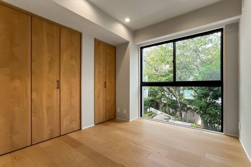北西向きの大きな窓が付いた居室。こちらもグリーンビューでなんとも贅沢です。壁一面にクローゼットがあり心強い収納力。
